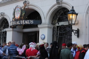 A line stretching out the door of Peters Brauhaus, a popular brewery. We didn´t even try to go in.